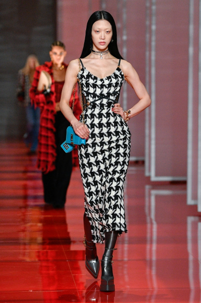 Донателла рассказывает о своей любви к моде в новом показе Versace