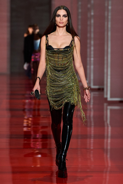 Донателла рассказывает о своей любви к моде в новом показе Versace